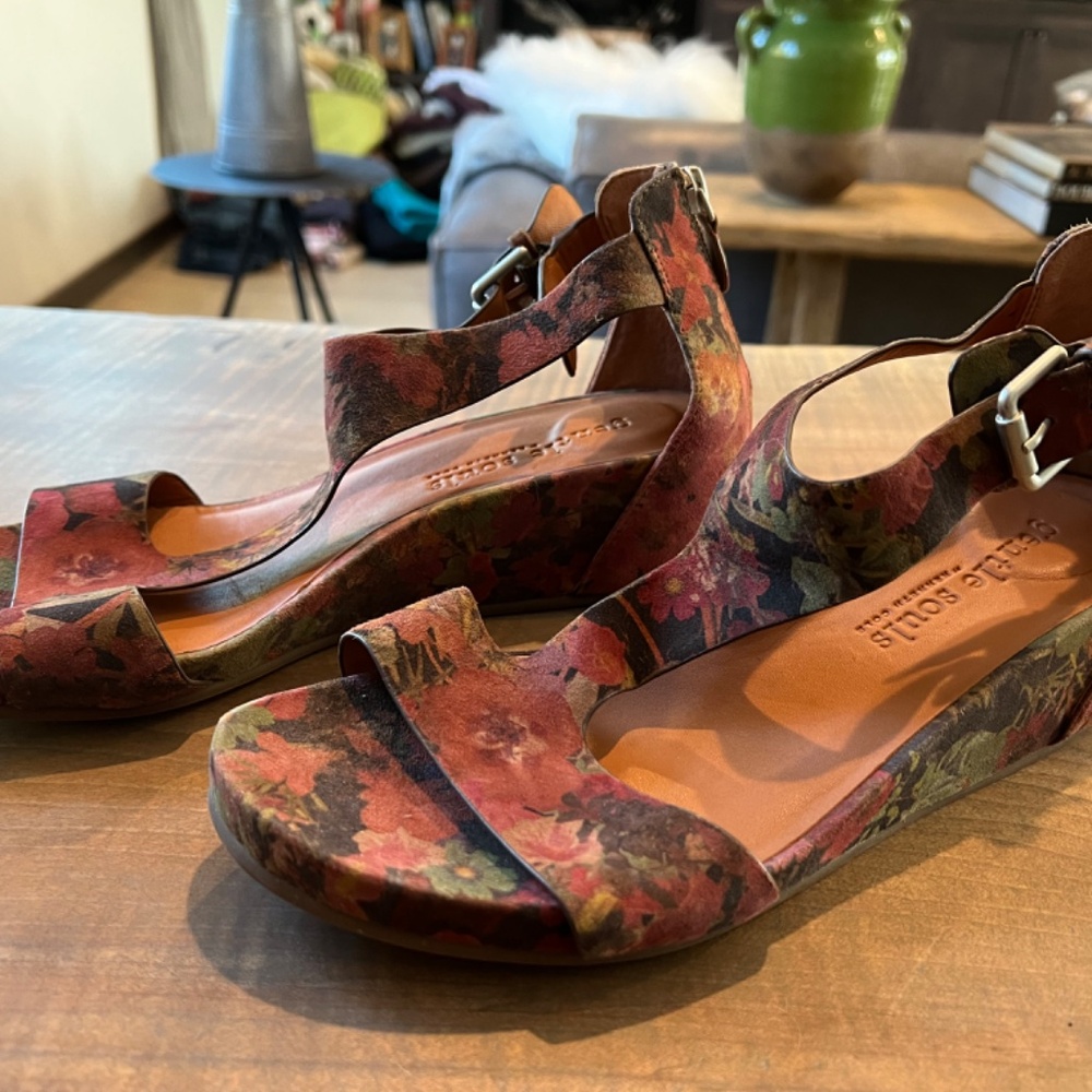 Gentle Souls By Kenneth Cole Gwendaline T-Strap Wedge Suede FLORAL Sandal - Picture 4 of 7